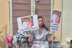 మచిలీపట్నంలో వివాహ వివాదం.. భర్త ఇంటి ఎదుట మహిళ ఆందోళన
