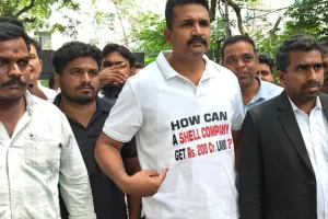 టీ-షర్ట్‌పై ప్రశ్నలతో పోలీస్‌స్టేషన్‌కు.. క్రిశాంక్ వినూత్న నిరసన