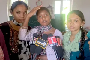 ములుగు ట్రైబల్ స్కూల్‌లో ఆడపిల్లల కష్టాలు.. సీతక్కపై విమర్శలు