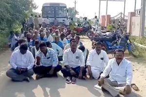 కరెంట్ కోతలపై రైతుల ఆగ్రహం.. తీగలపల్లి సబ్‌స్టేషన్‌ ముందు రోడ్డుపై బైఠాయింపు