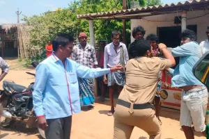 ట్రాఫిక్‌కు అడ్డంగా ఆటో.. పక్కకు తీయమన్నందుకు కానిస్టేబుల్‌పై దాడి