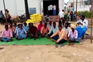 సిర్నాపల్లి సొసైటీ ముందు రైతుల ఆందోళన