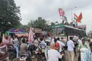 ఏపీలో జనసైనికుల వీరంగం.. నడిరోడ్డుపై బస్సు ఆపి హల్‌చల్