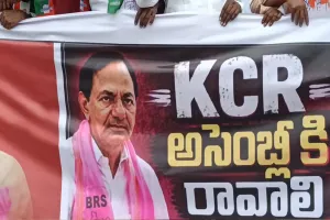 కేసీఆర్ అసెంబ్లీకి రావాలి.. 500 మీటర్ల ఫ్లెక్సీతో కాంగ్రెస్ భారీ ర్యాలీ