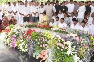 దివంగత సీఎం వైఎస్సార్ వర్ధంతి.. ఇడుపులపాయలో జగన్ నివాళులు